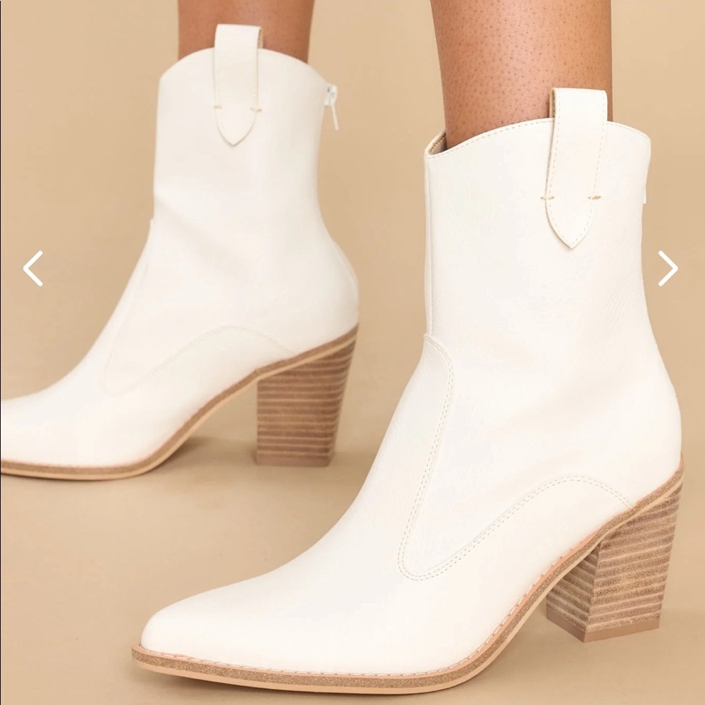 Made for Walking White Boots, Size 7.5 - perfect for brides!